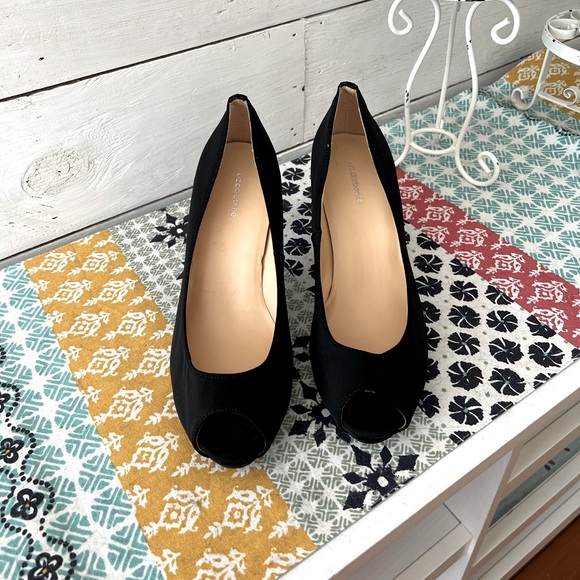 NWOT Liz Claiborne Classic Black Peep Hole Heels - Picture 2 of 5
